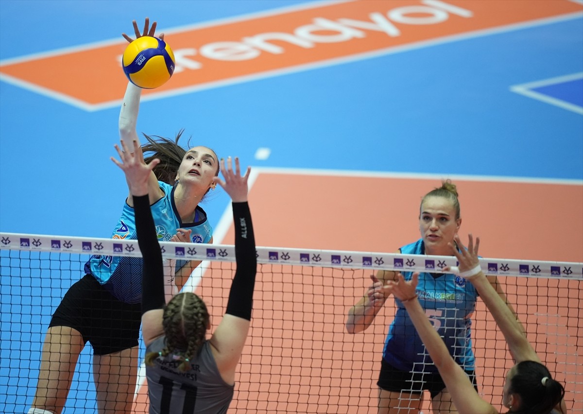 AXA Sigorta Kadınlar Kupa Voley maçında Aydın Büyükşehir Belediyespor ile Bahçelievler...