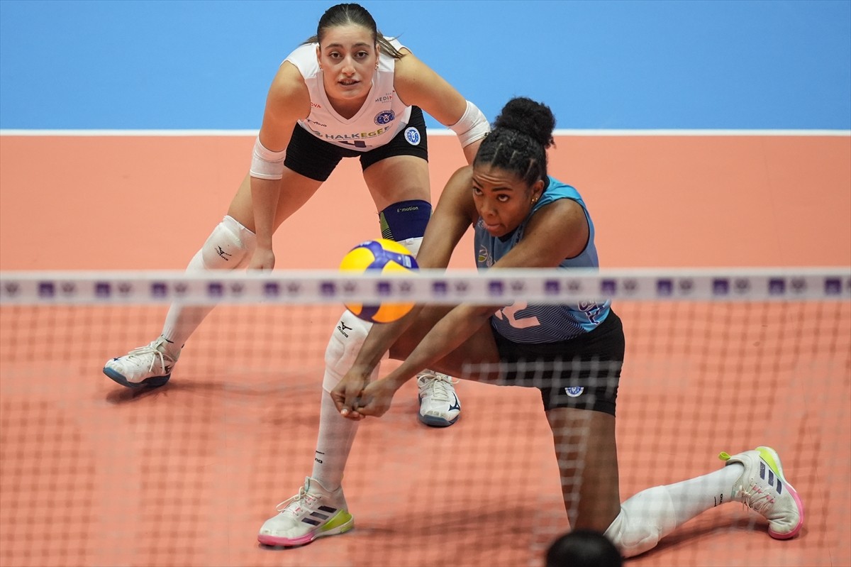 AXA Sigorta Kadınlar Kupa Voley maçında Aydın Büyükşehir Belediyespor ile Bahçelievler...