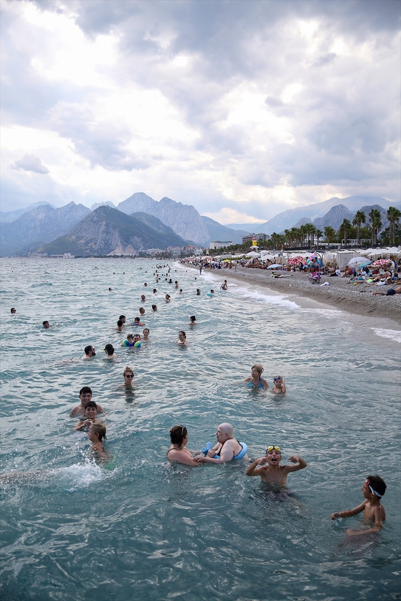 Havanın 29, deniz suyu sıcaklığının 31 derece ölçüldüğü Antalya'da nem oranı yüzde 46'ya ulaştı....