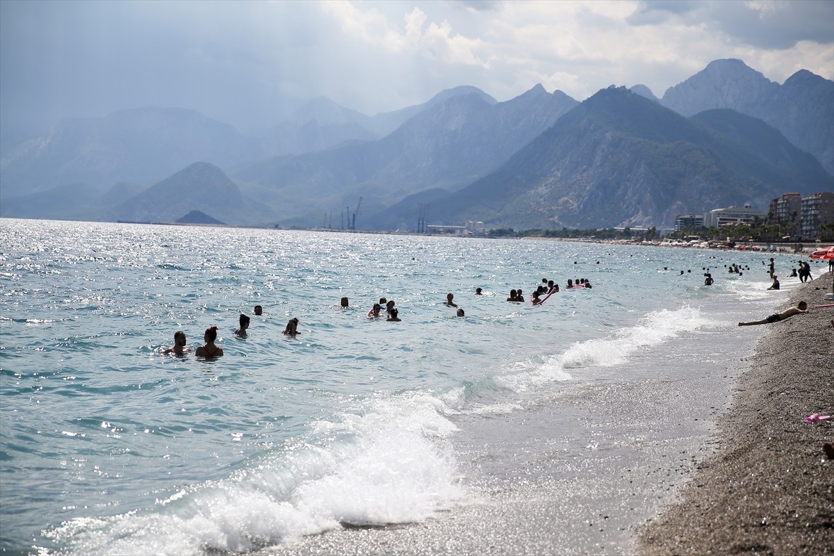 Havanın 29, deniz suyu sıcaklığının 31 derece ölçüldüğü Antalya'da nem oranı yüzde 46'ya ulaştı....