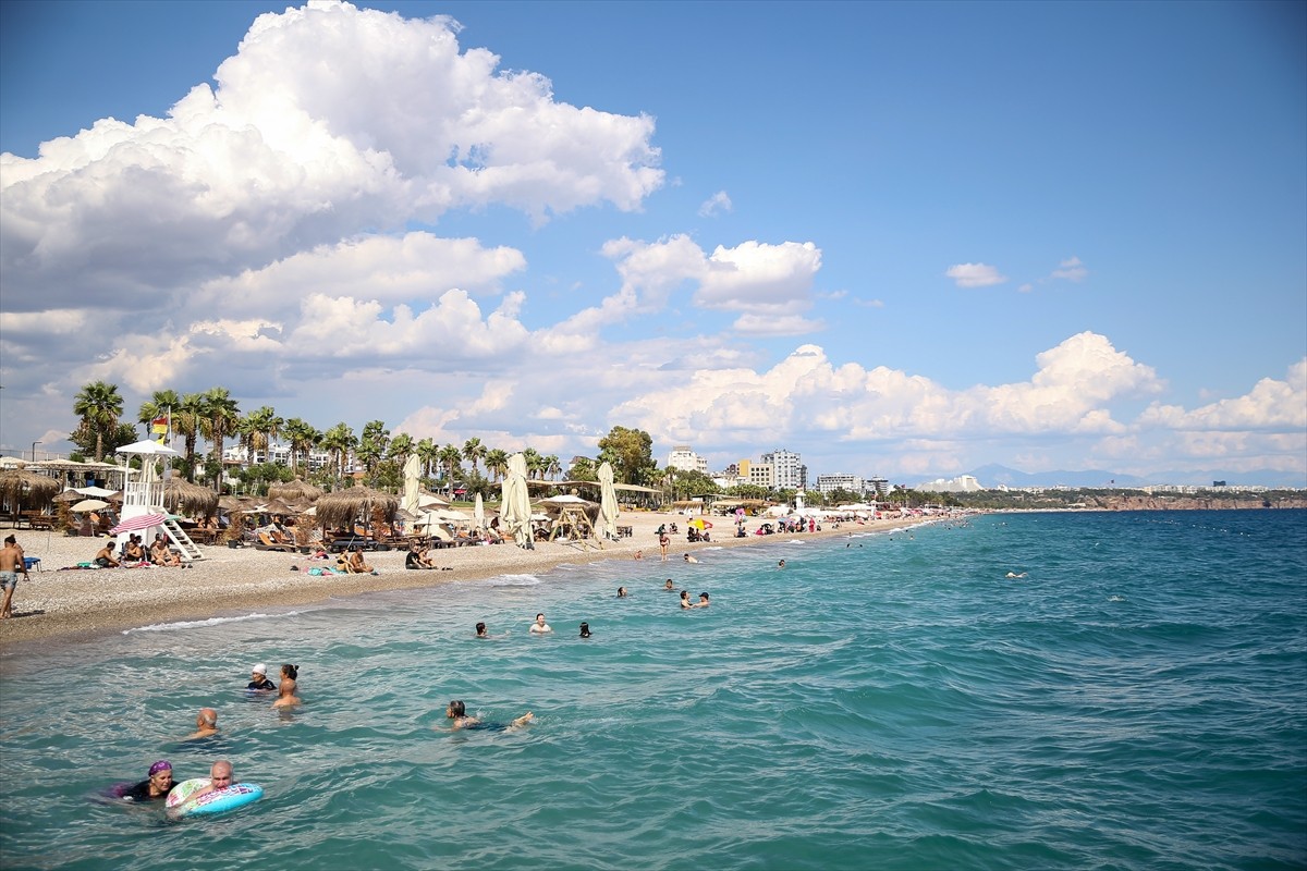 Havanın 29, deniz suyu sıcaklığının 31 derece ölçüldüğü Antalya'da nem oranı yüzde 46'ya ulaştı....