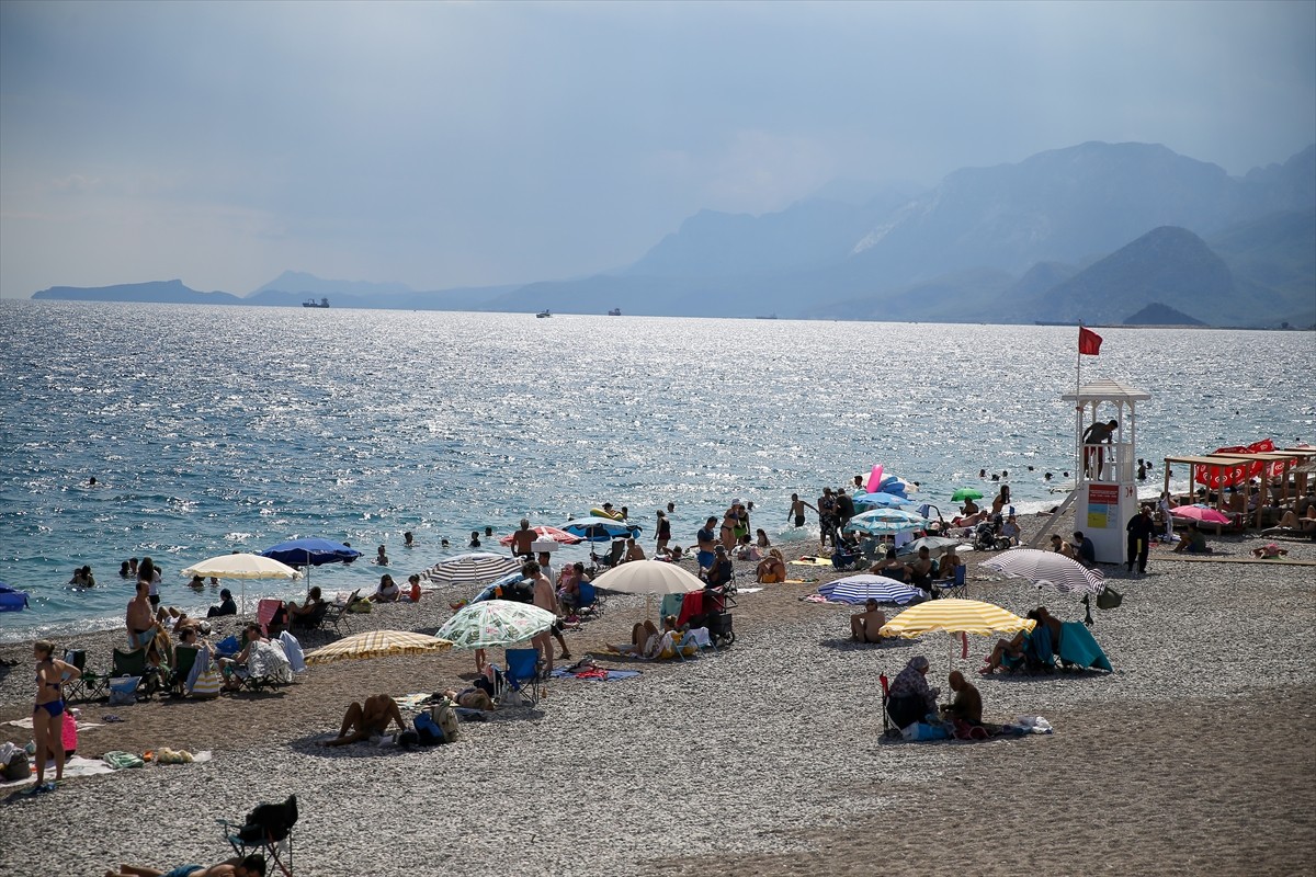 Havanın 29, deniz suyu sıcaklığının 31 derece ölçüldüğü Antalya'da nem oranı yüzde 46'ya ulaştı....