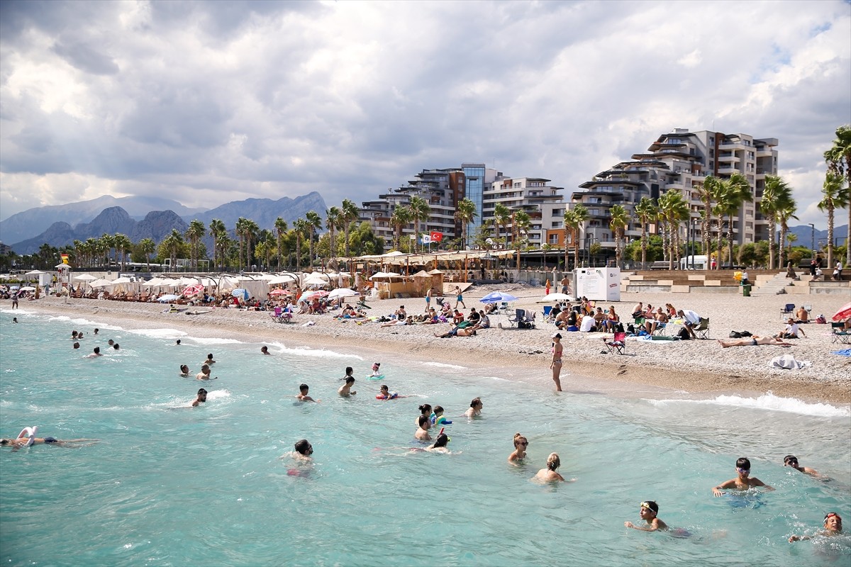 Havanın 29, deniz suyu sıcaklığının 31 derece ölçüldüğü Antalya'da nem oranı yüzde 46'ya ulaştı....