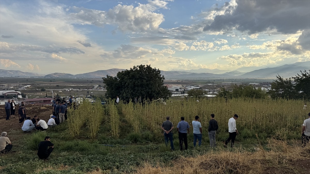 Kahramanmaraş'ın Onikişubat ilçesinde hayvan otlatan çoban, yıldırım isabet etmesi sonucu hayatını...