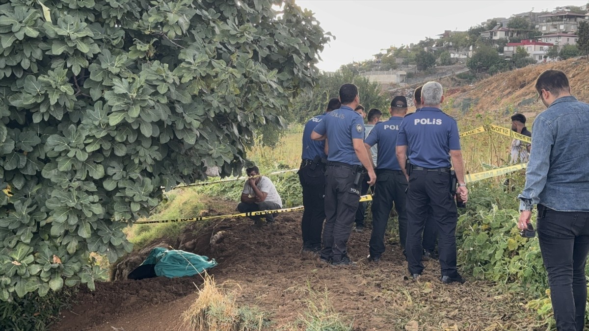 Kahramanmaraş'ın Onikişubat ilçesinde hayvan otlatan çoban, yıldırım isabet etmesi sonucu hayatını...