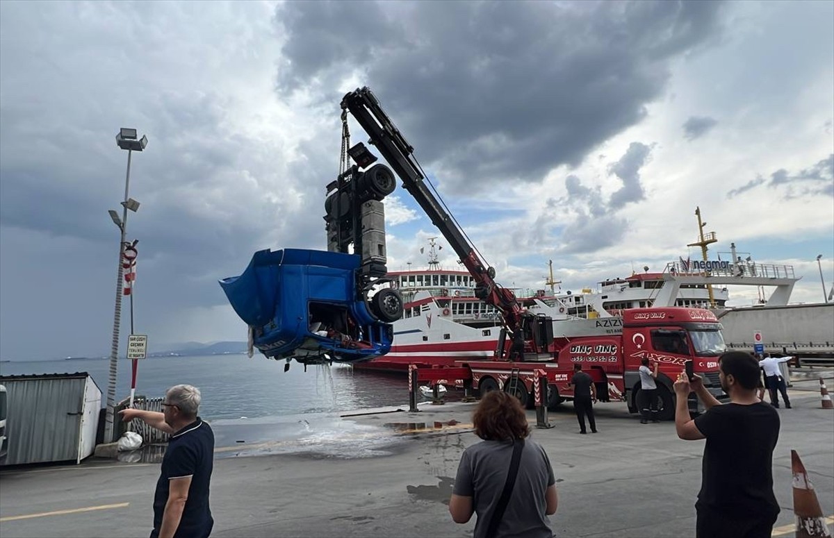 Kocaeli'nin Gebze ilçesinde arabalı vapur iskelesinde arızalı durumdaki tır, freninin boşalmasıyla...