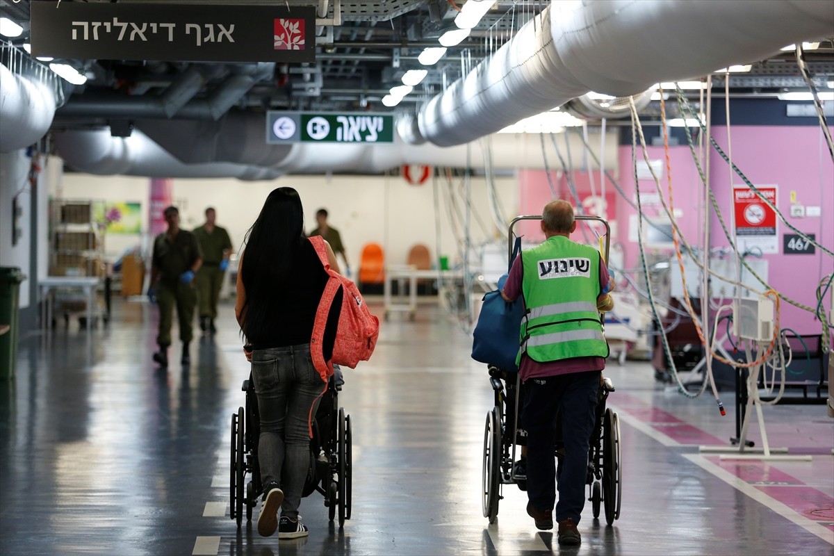 Lübnan Hizbullahı'nın İsrail'in kuzeyindeki bölgelere roket saldırıları sonrası Hayfa kentindeki...