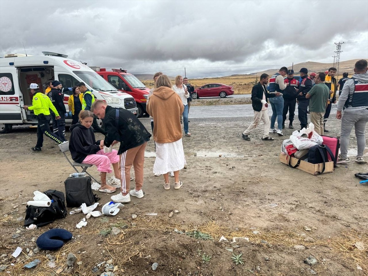 Nevşehir'de turistleri taşıyan minibüsün devrilmesi sonucu 15'i turist, 18 kişi yaralandı. Olay...