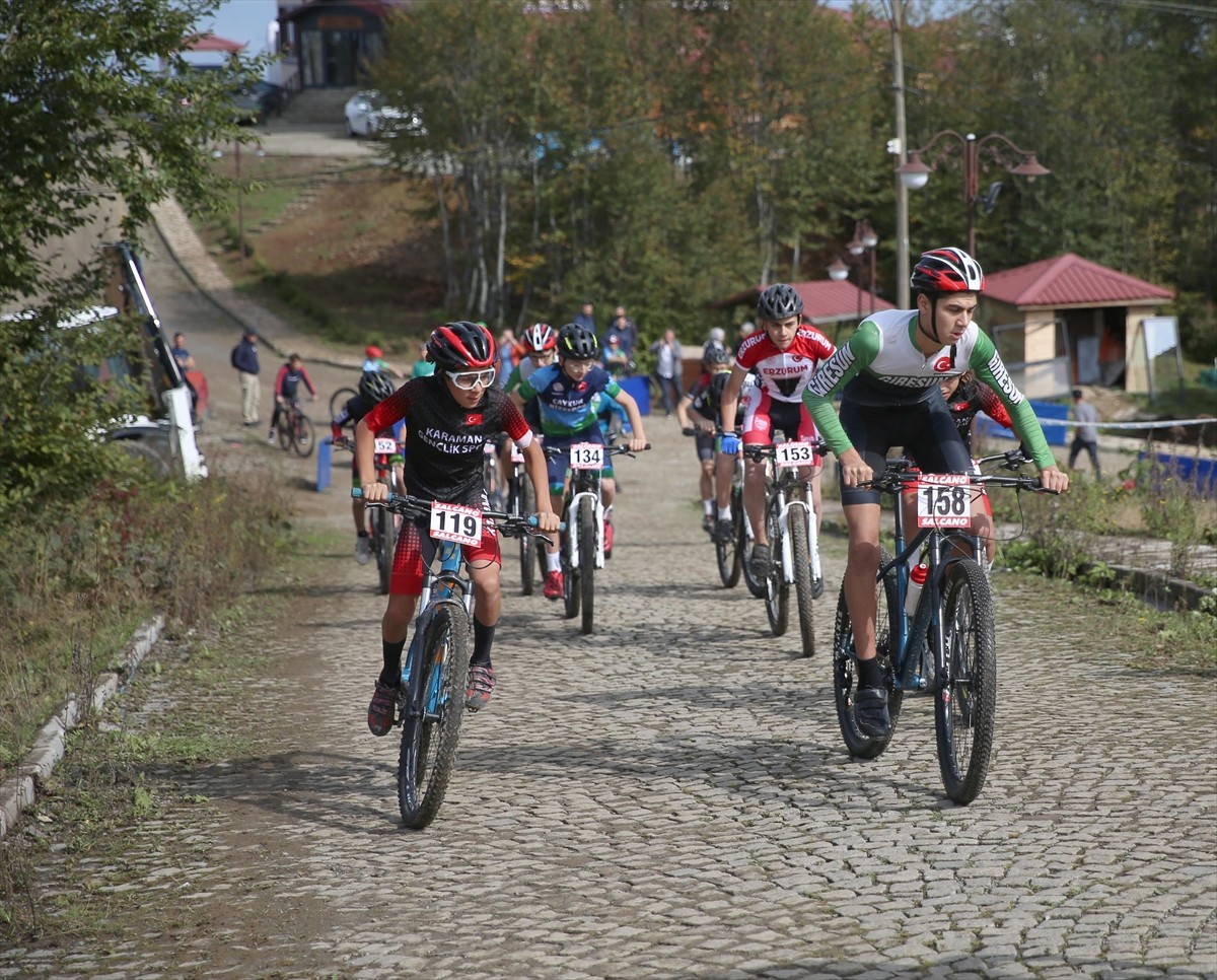 Rize'nin Güneysu ilçesinde Uluslararası Rize MTB Cup Dağ Bisikleti Yarışları düzenlendi.