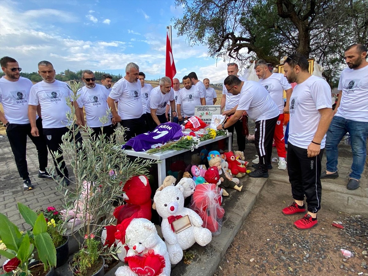 Samsunspor Taraftarları Aileler Derneği üyeleri, Diyarbakır'da öldürülen 8 yaşındaki Narin...