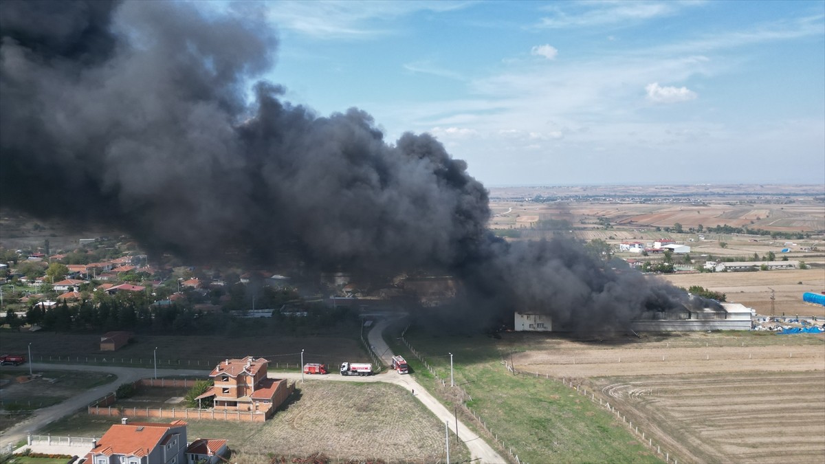 Tekirdağ'ın Kapaklı ilçesinde yapı kimyasalları üretimi yapan fabrikada çıkan yangın, itfaiye...