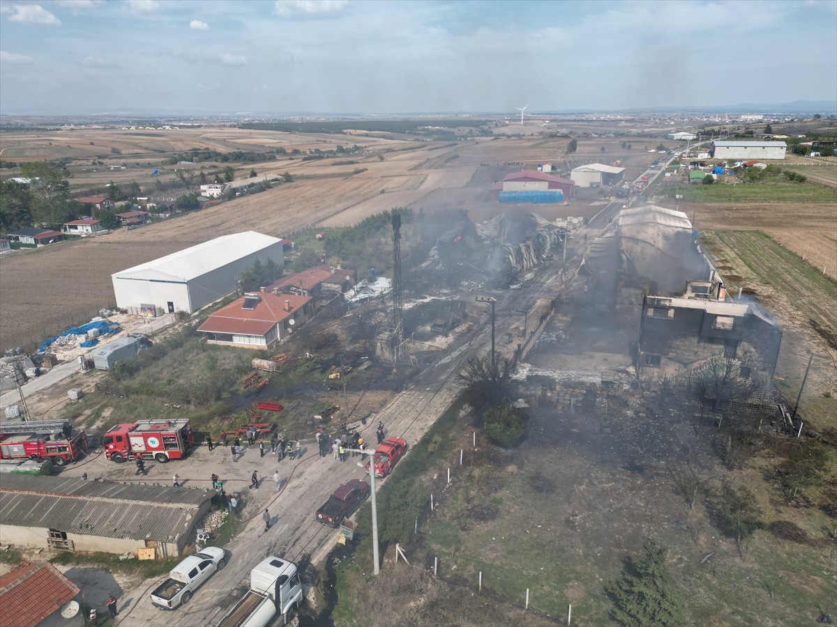 Tekirdağ'ın Kapaklı ilçesinde yapı kimyasalları üretimi yapan fabrikada çıkan yangın, itfaiye...