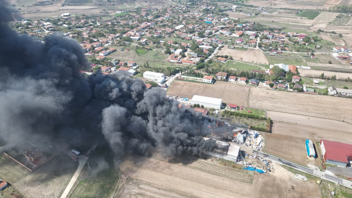 Tekirdağ'ın Kapaklı ilçesinde yapı kimyasalları üretimi yapan fabrikada çıkan yangın, itfaiye...