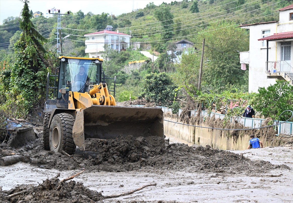 Trabzon'da önceki gün etkili olan yağışın ardından taşkın ve heyelan meydana gelen ilçelerde...