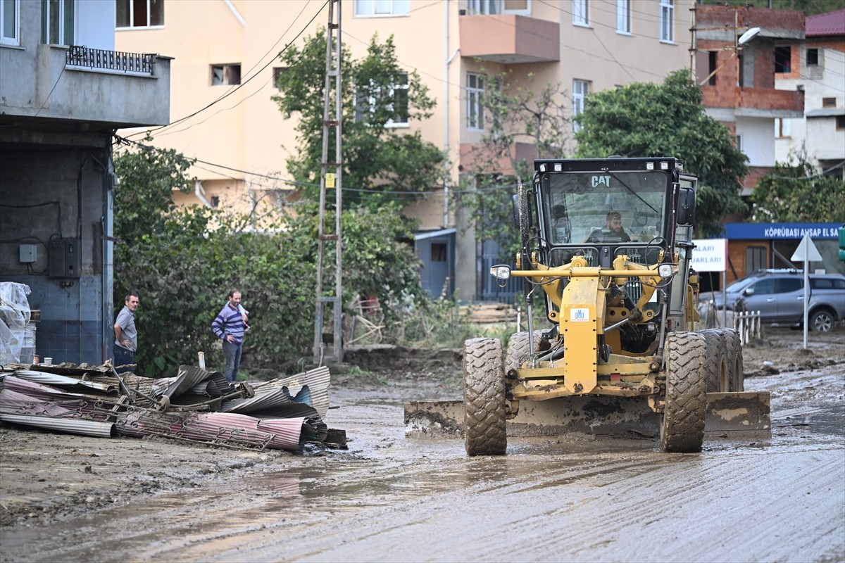 Trabzon'da önceki gün etkili olan yağışın ardından taşkın ve heyelan meydana gelen ilçelerde...