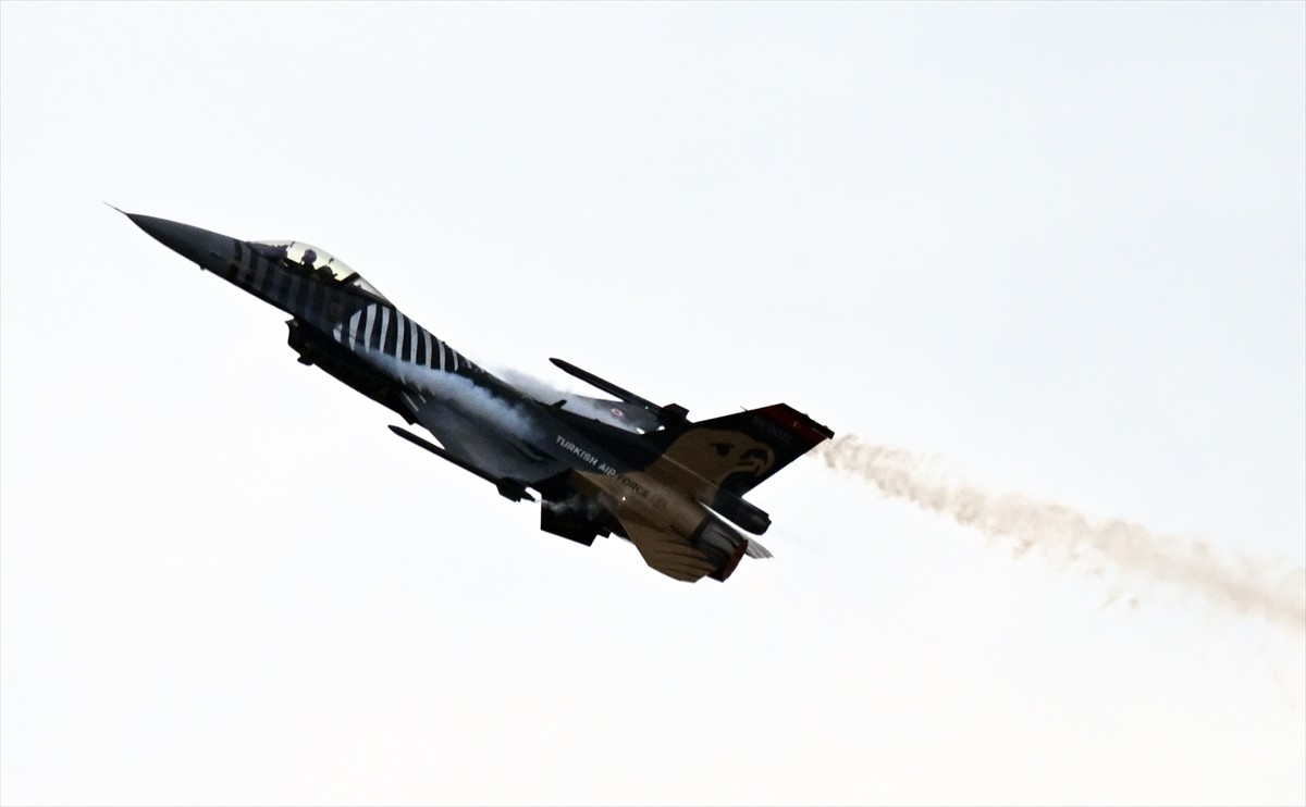 Türk Hava Kuvvetlerinin F-16 gösteri ekibi SOLOTÜRK, Belçika'da gösteri uçuşu gerçekleştirdi....