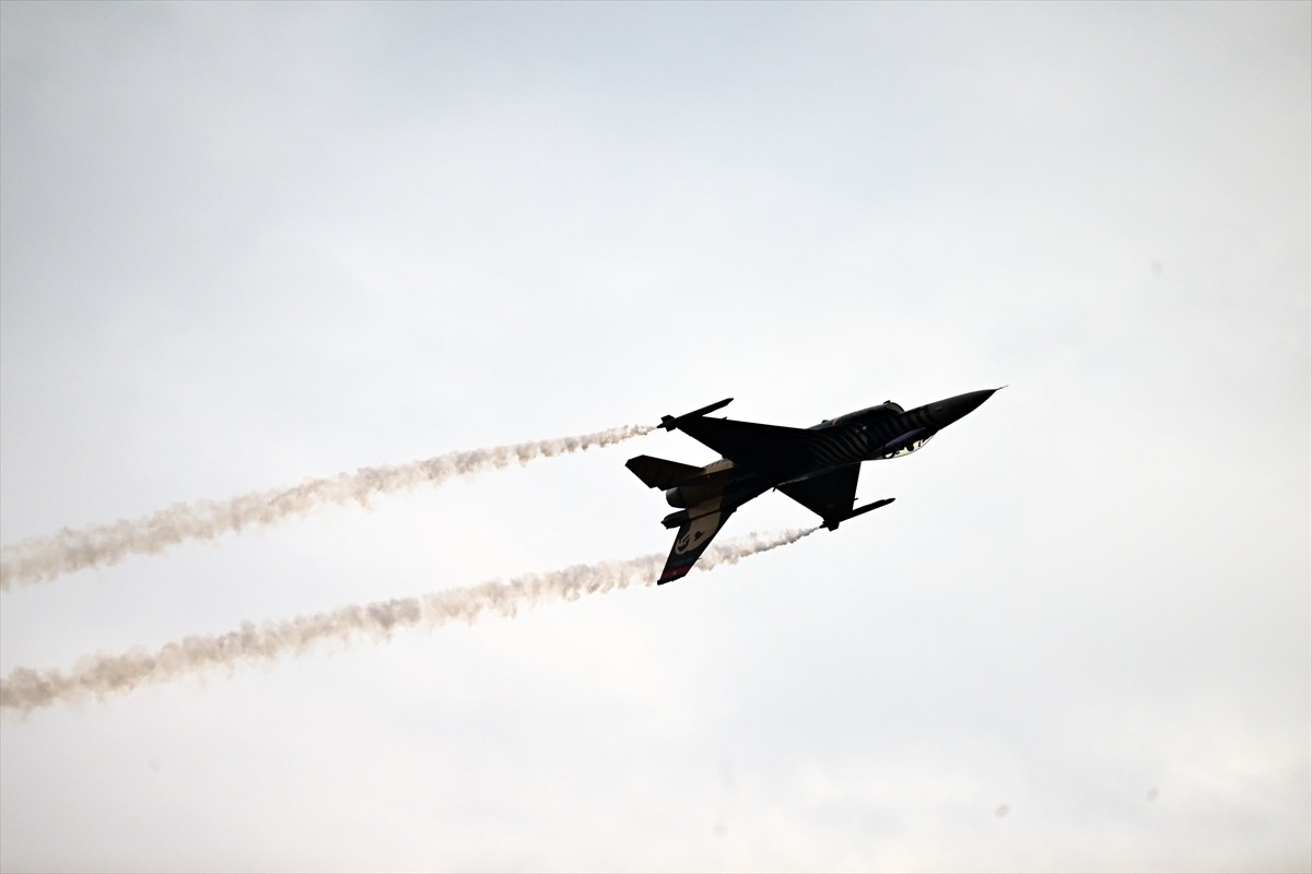 Türk Hava Kuvvetlerinin F-16 gösteri ekibi SOLOTÜRK, Belçika'da gösteri uçuşu gerçekleştirdi....