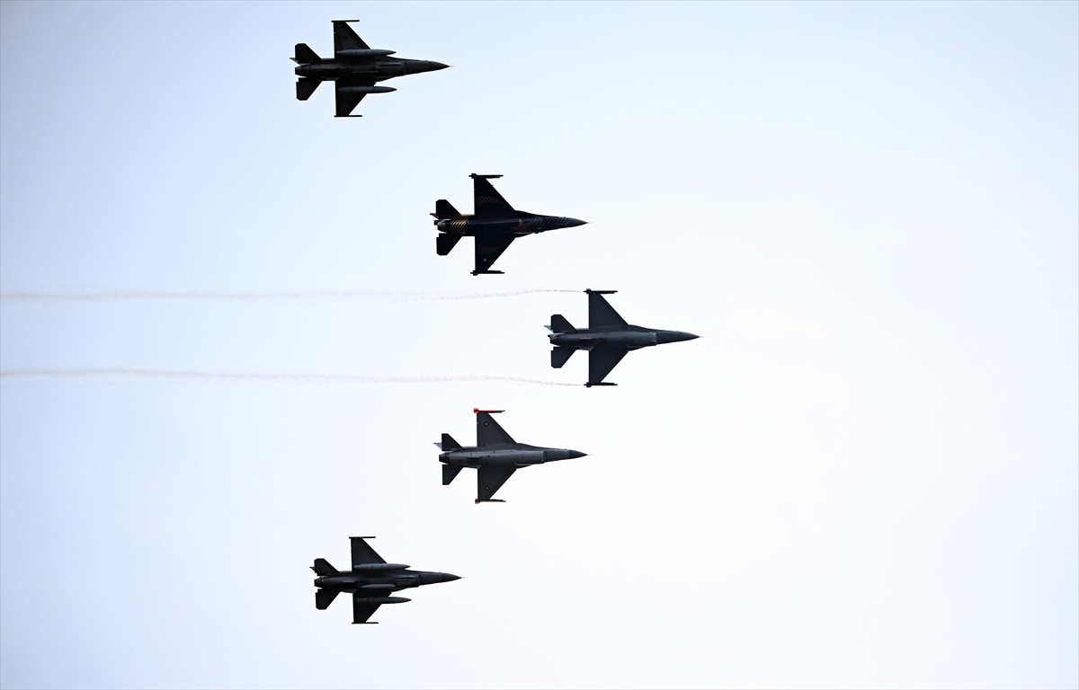 Türk Hava Kuvvetlerinin F-16 gösteri ekibi SOLOTÜRK, Belçika'da gösteri uçuşu gerçekleştirdi....