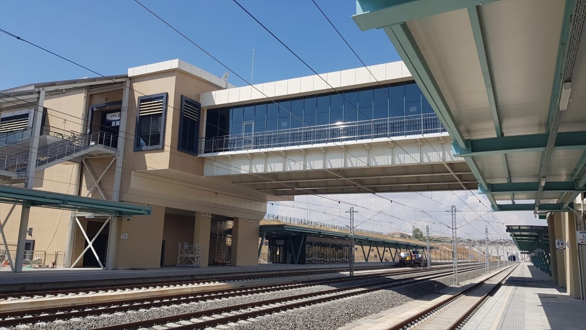 Ulaştırma ve Altyapı Bakanı Abdulkadir Uraloğlu, yeni hizmete sunulan hızlı tren hatlarıyla ilgili...