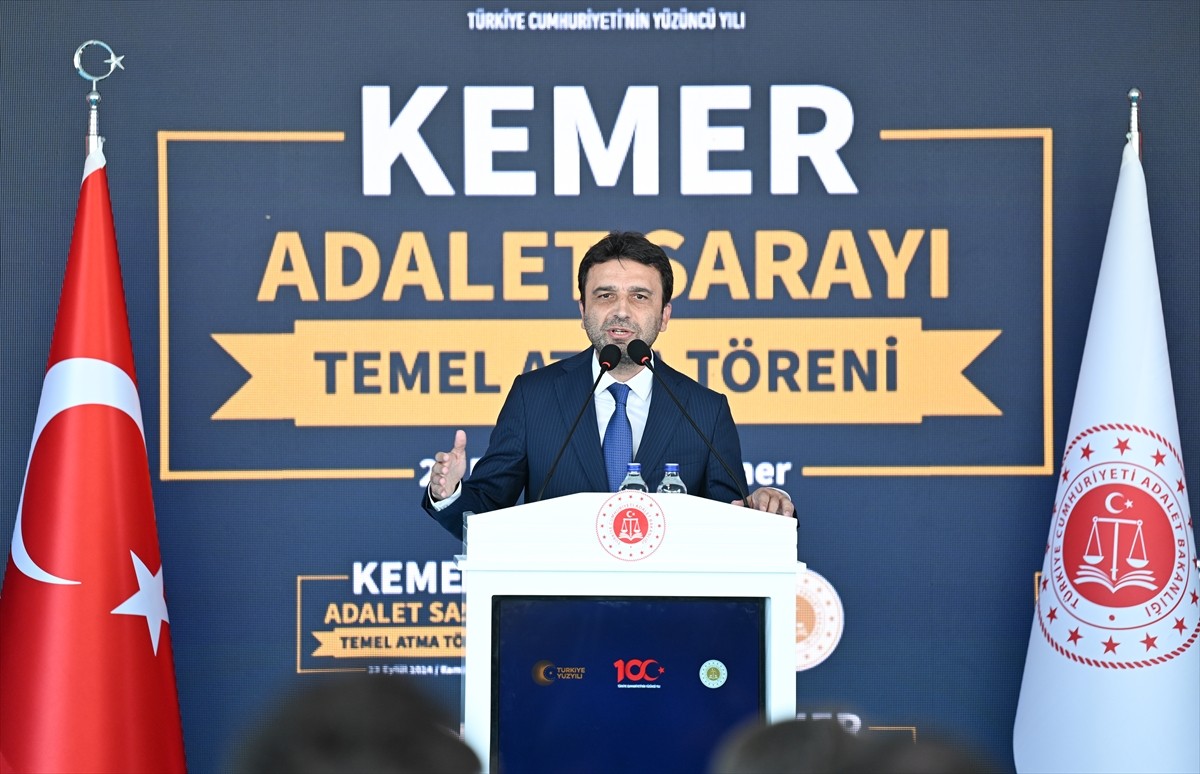 Adalet Bakanı Yılmaz Tunç (sağ4), Antalya’nın Kemer ilçesinde yapılacak olan Adalet Sarayı'nın...