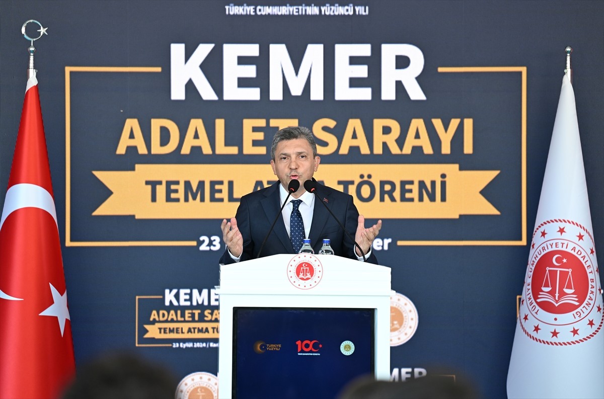 Adalet Bakanı Yılmaz Tunç (sağ4), Antalya’nın Kemer ilçesinde yapılacak olan Adalet Sarayı'nın...