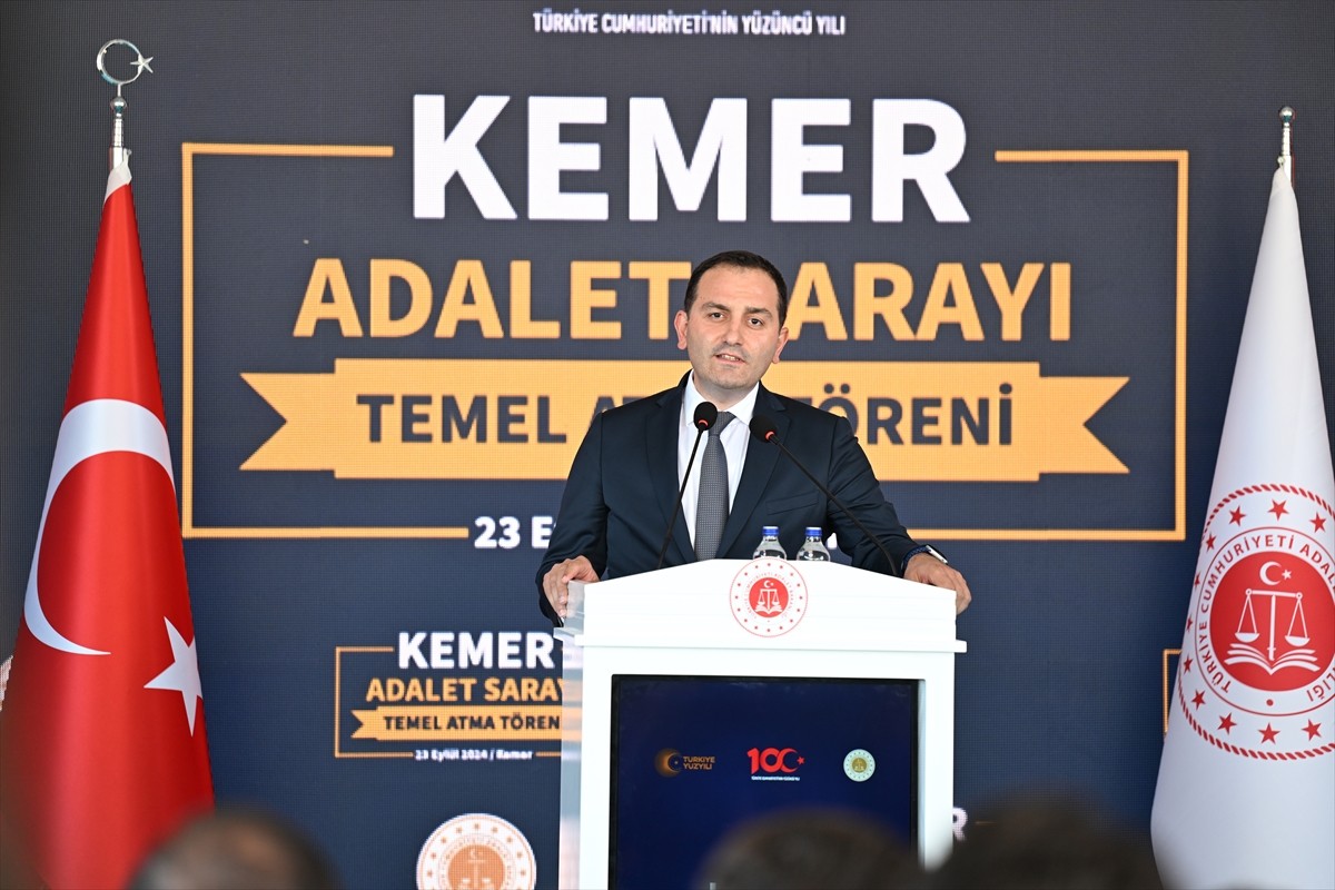 Adalet Bakanı Yılmaz Tunç (sağ4), Antalya’nın Kemer ilçesinde yapılacak olan Adalet Sarayı'nın...