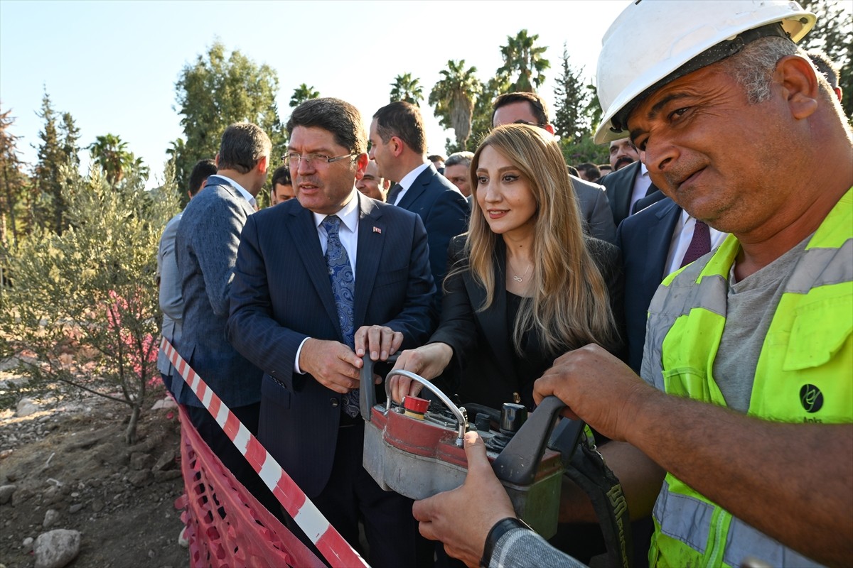 Adalet Bakanı Yılmaz Tunç (sağ4), Antalya’nın Kemer ilçesinde yapılacak olan Adalet Sarayı'nın...