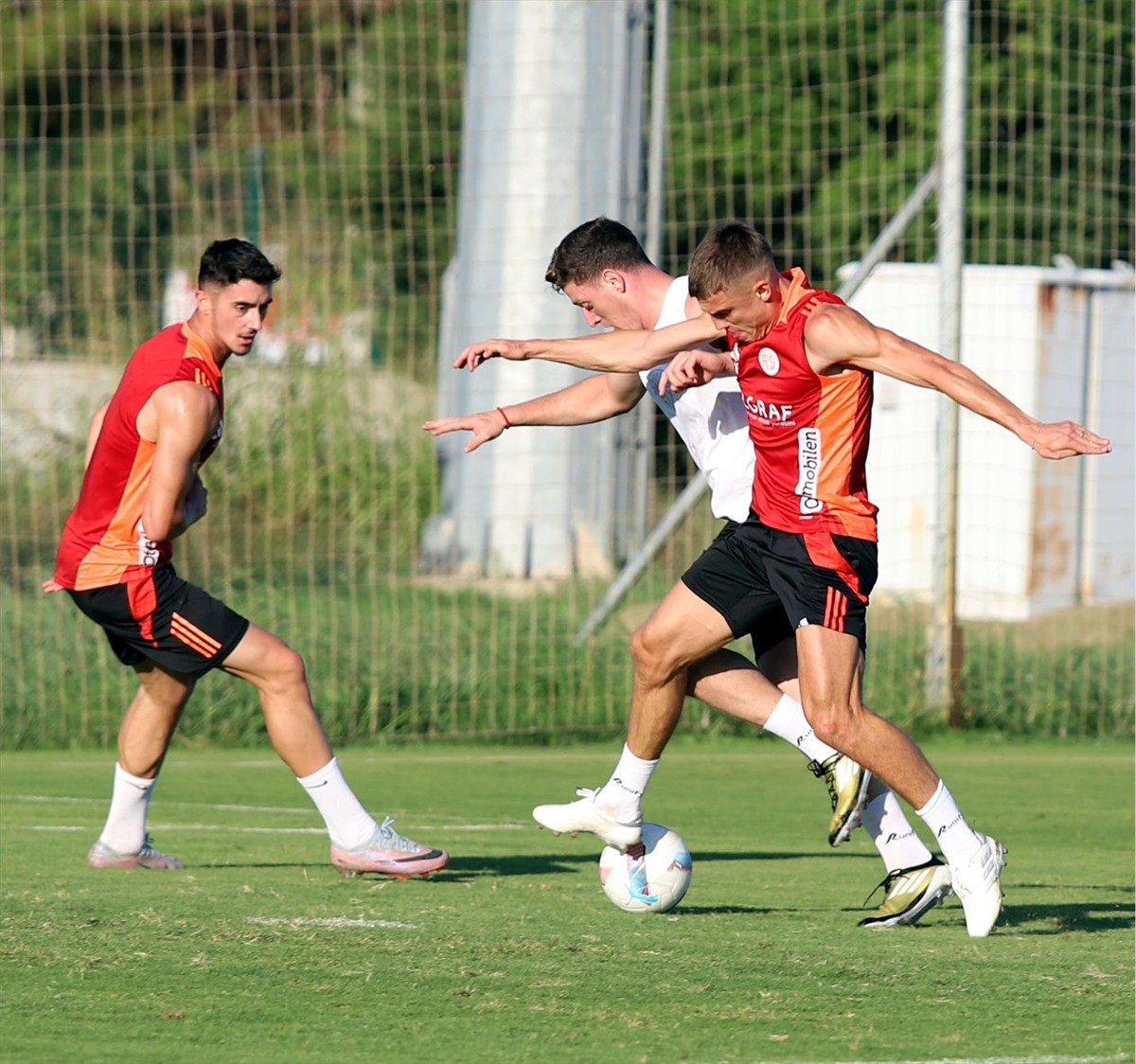 Antalyaspor, Trendyol Süper Lig'in 7. haftasında Fenerbahçe'yi konuk edeceği maçın hazırlıklarına...