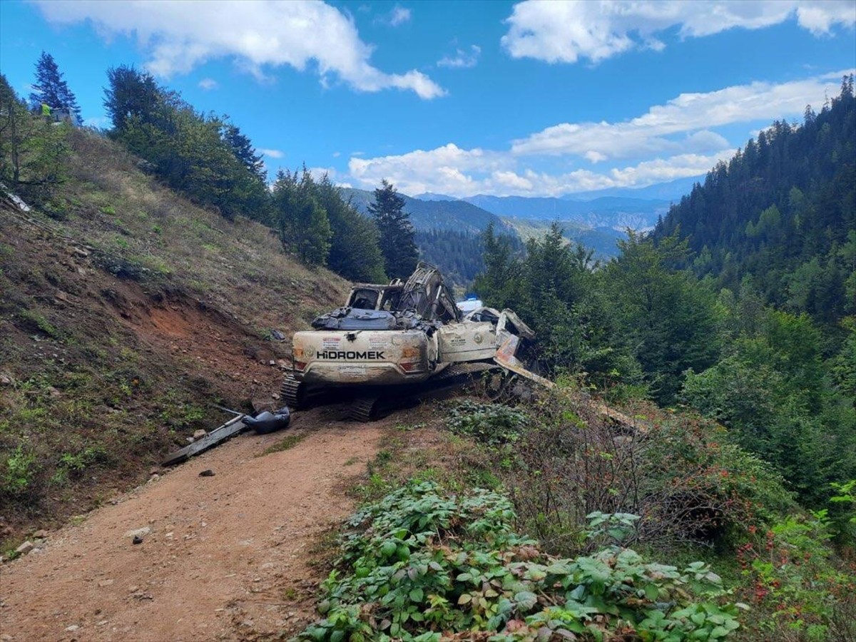 Artvin'in Yusufeli ilçesinde iş makinesi taşıyan kamyonun uçuruma devrilmesi sonucu araçtaki 2...