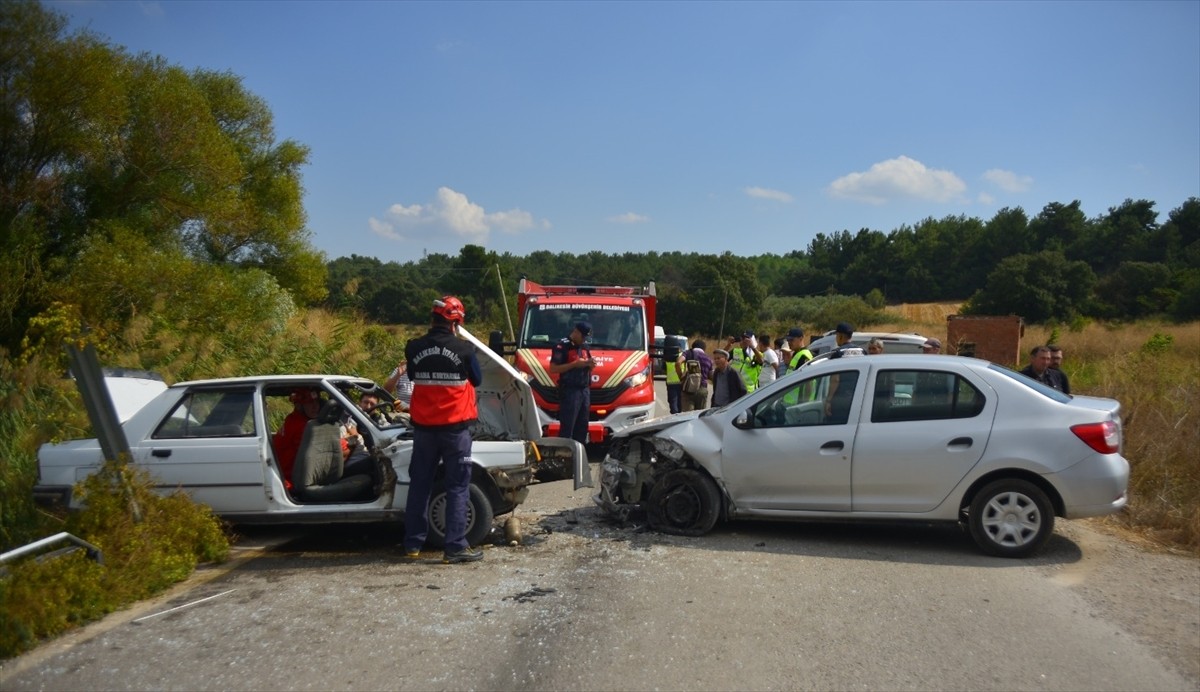 Balıkesir’in Savaştepe ilçesinde 3 aracın karıştığı trafik kazasında 4 kişi yaralandı.