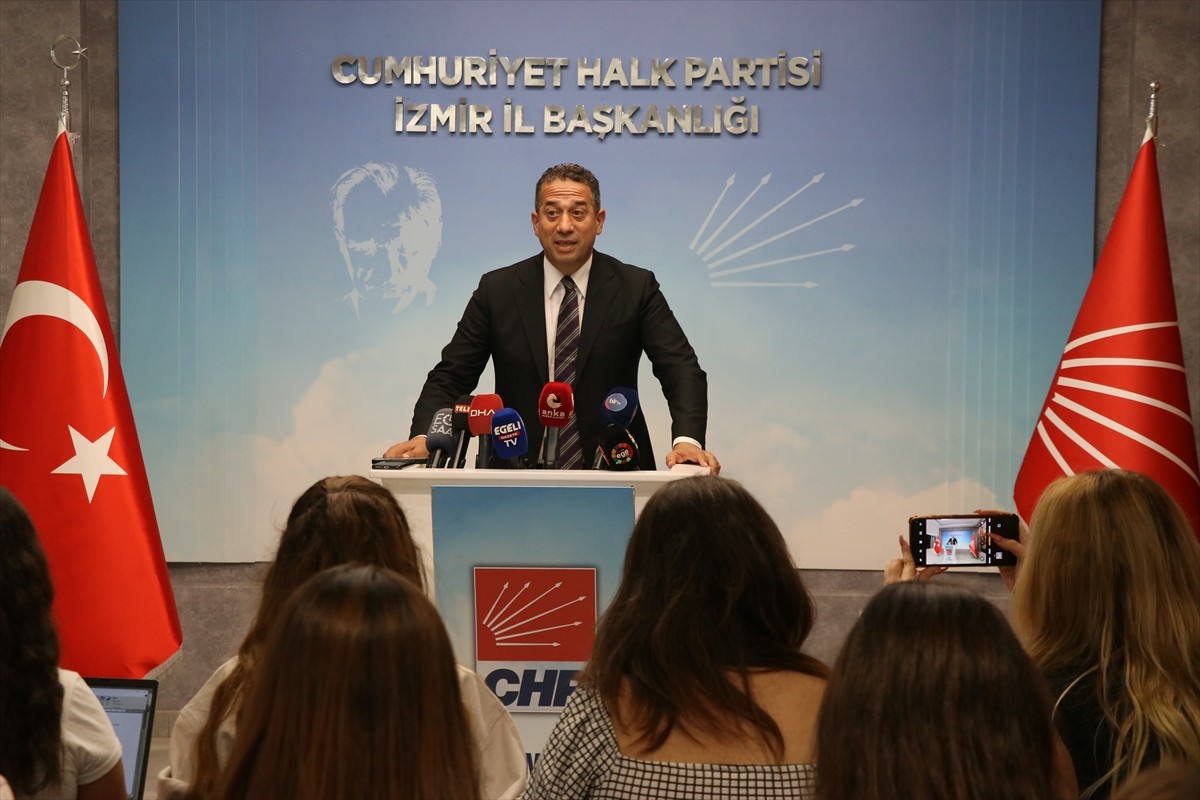 CHP Grup Başkanvekili Ali Mahir Başarır, partisinin İzmir İl Başkanlığı'nda basın mensuplarına...