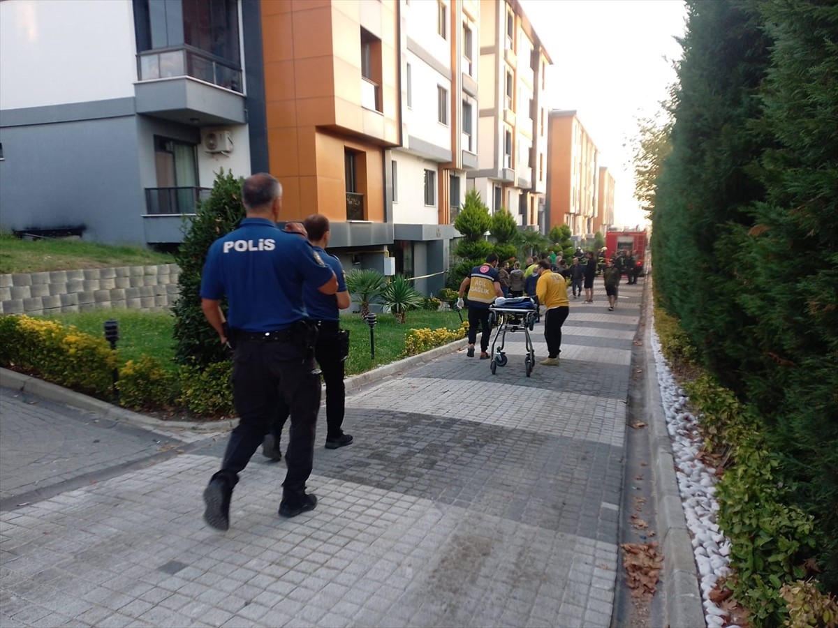 Kırklareli'nin Lüleburgaz ilçesinde bir sitenin otoparkında çıkan yangında 1 kişi hayatını...