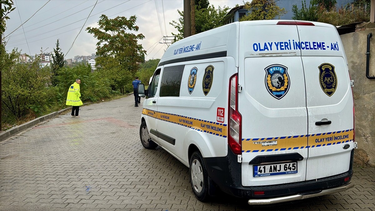 Kocaeli'nin Çayırova ilçesinde silahlı saldırıya uğrayan kişi yaralandı. Polis ekipleri, olay...