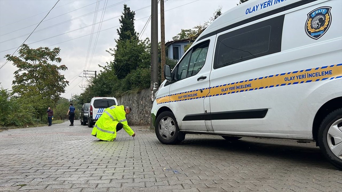 Kocaeli'nin Çayırova ilçesinde silahlı saldırıya uğrayan kişi yaralandı. Polis ekipleri, olay...