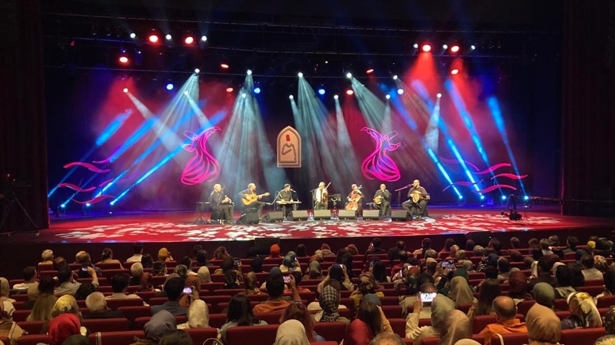 Konya'da düzenlenen 21. Uluslararası Konya Mistik Müzik Festivali'nin 3. gününde, İspanyol müzik...