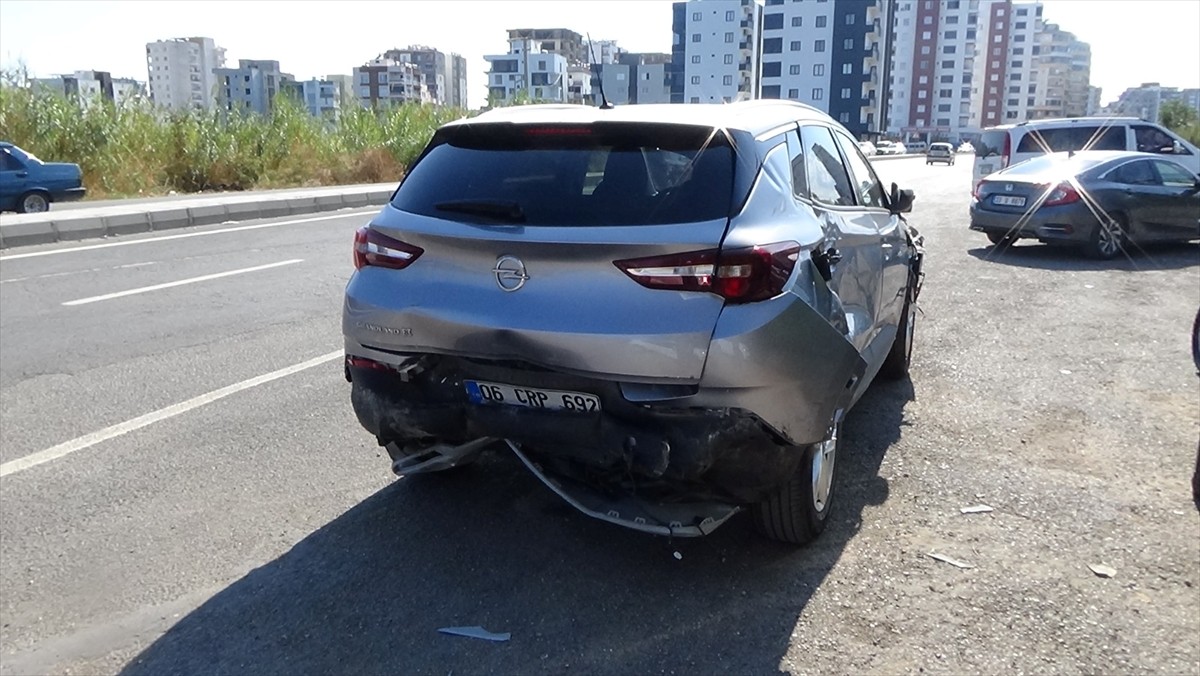 Mersin'in Erdemli ilçesinde otomobilin park halindeki 3 araca çarpması sonucu 2 kişi yaralandı....