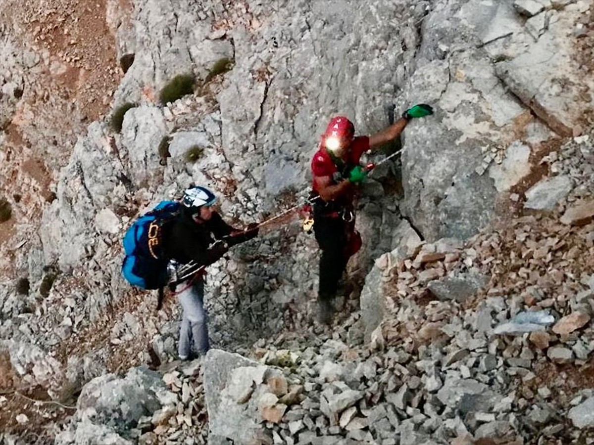 Muğla'nın Fethiye ilçesinde kayalık alana düşen Letonya uyruklu yamaç paraşütü pilotu kurtarıldı....