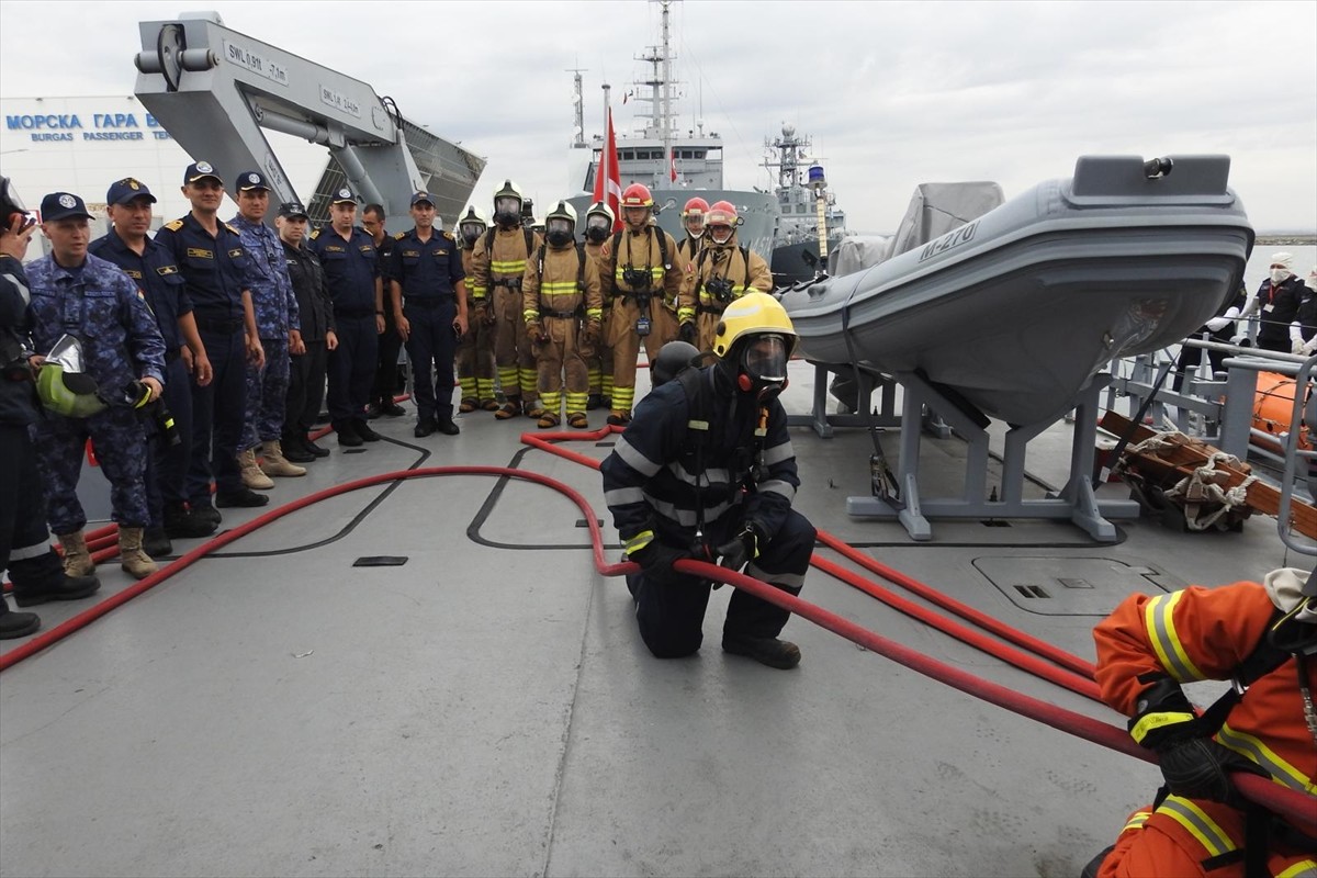 TCG Yüzbaşı Güngör Durmuş ve TCG Akçay tarafından, Mayısın Karşı Tedbirleri Karadeniz (MCM Black...