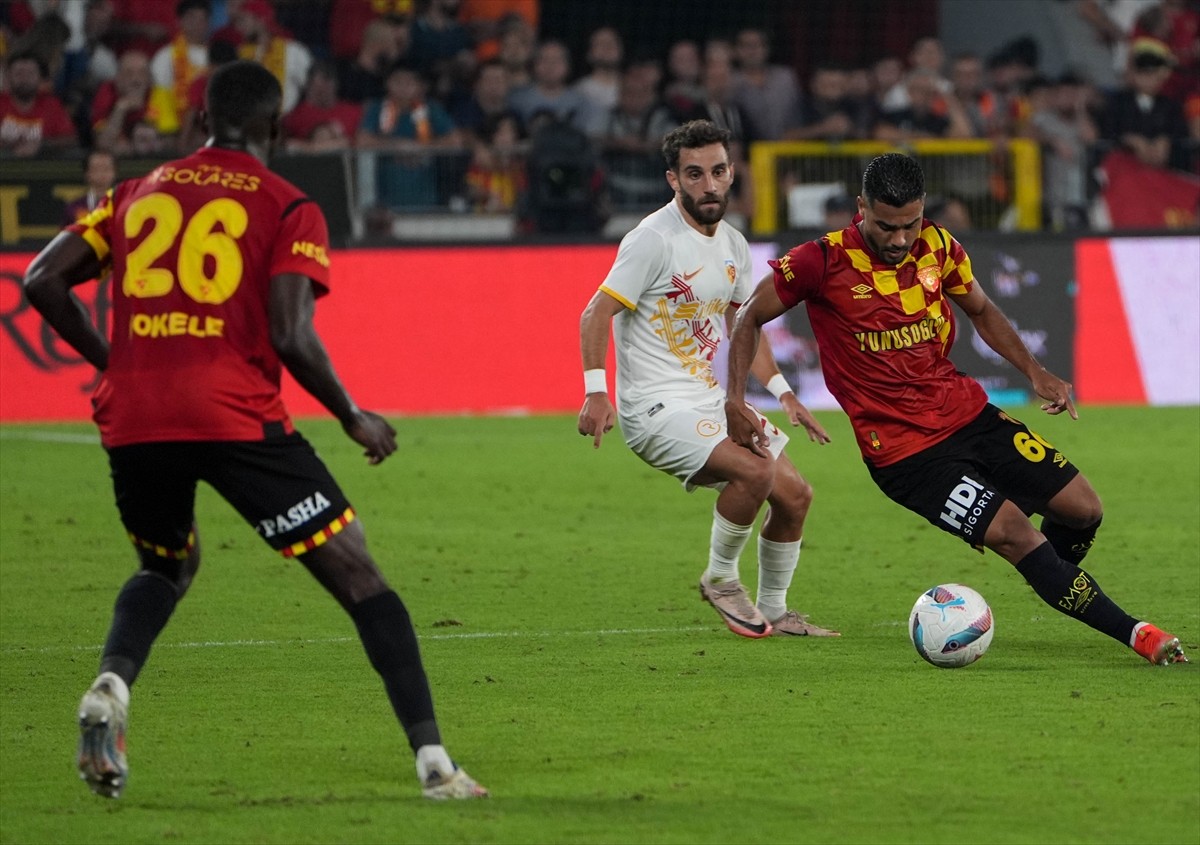 Trendyol Süper Lig'in 6. haftasında Göztepe ile Bellona Kayserispor takımları, Gürsel Aksel...