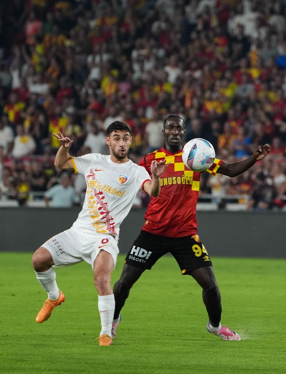 Trendyol Süper Lig'in 6. haftasında Göztepe ile Bellona Kayserispor takımları, Gürsel Aksel...