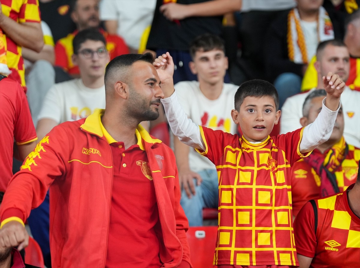 Trendyol Süper Lig'in 6. haftasında Göztepe ile Bellona Kayserispor takımlarının Gürsel Aksel...