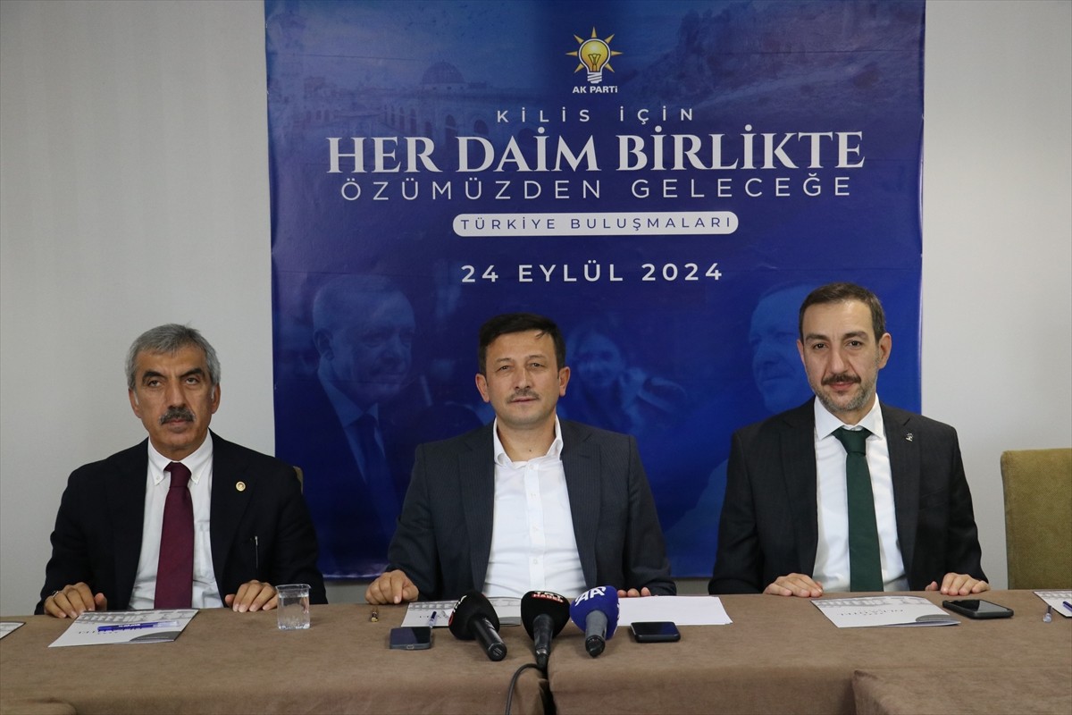 AK Parti Genel Başkan Yardımcısı Dağ (ortada), Kilis İl Başkanlığınca bir otelde düzenlenen...