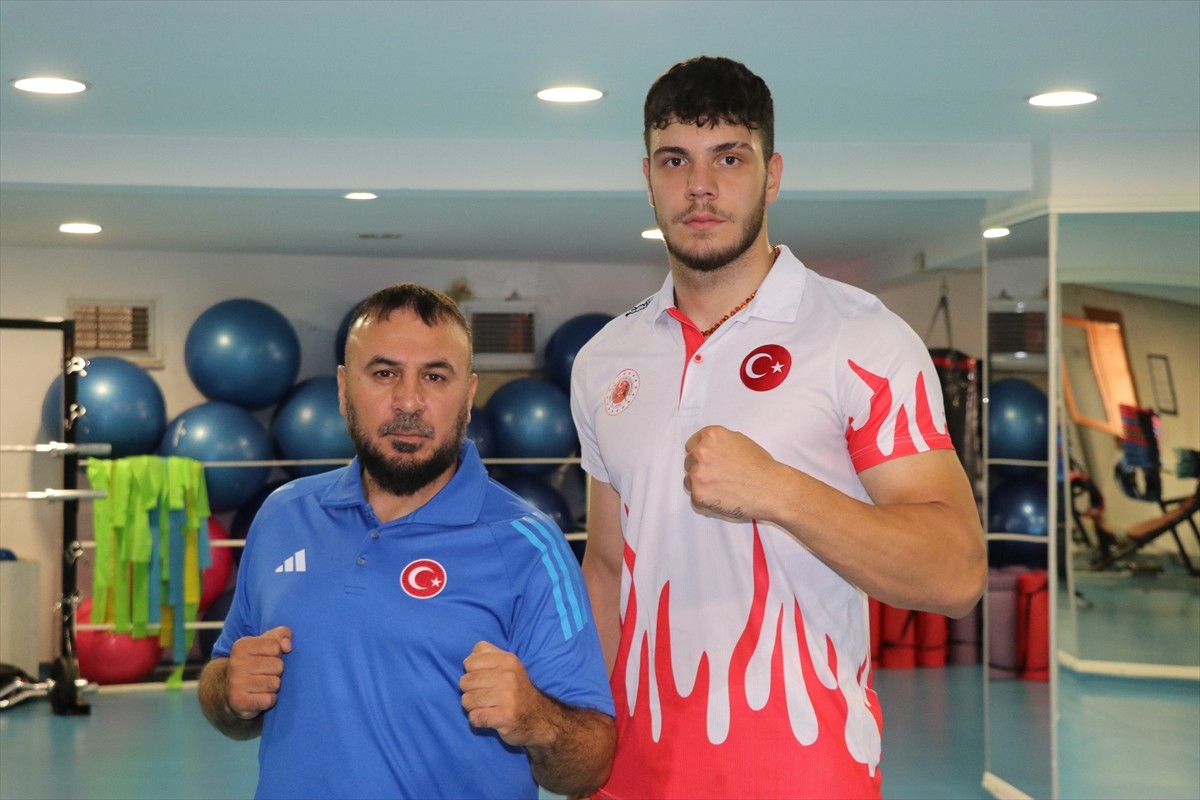 Amasya'da yaşayan 20 yaşındaki Osman Furkan Karakaya, katılacağı Avrupa Muaythai Şampiyonası'nda...