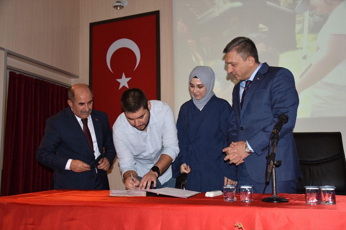 Antalya'da çeşitli nedenlerle devlet korumasına alınan 12 çocuk, koruyucu aileleriyle buluştu....