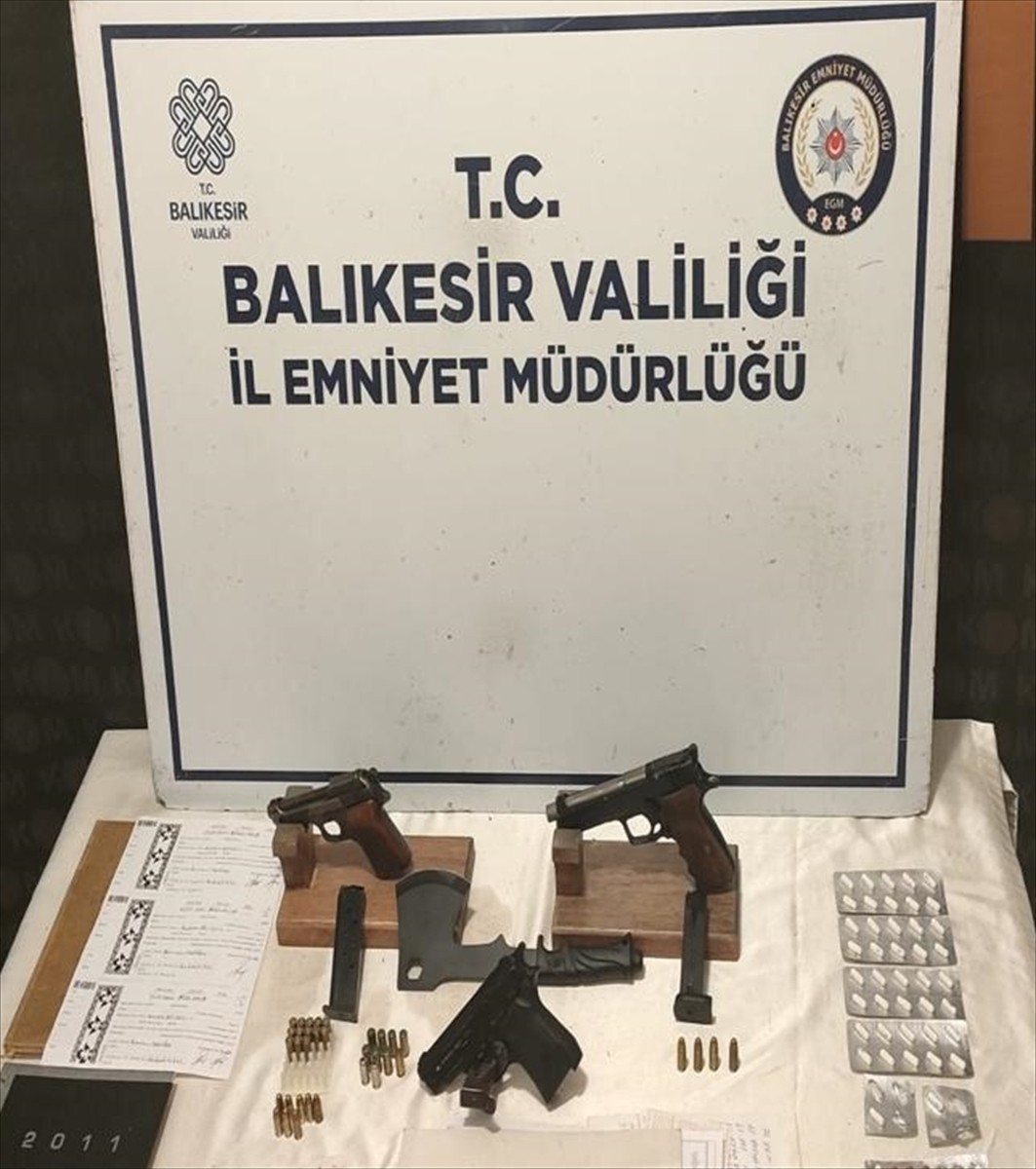 Balıkesir ve Aydın'da polis ekipleri tarafından düzenlenen eş zamanlı tefecilik operasyonlarında...