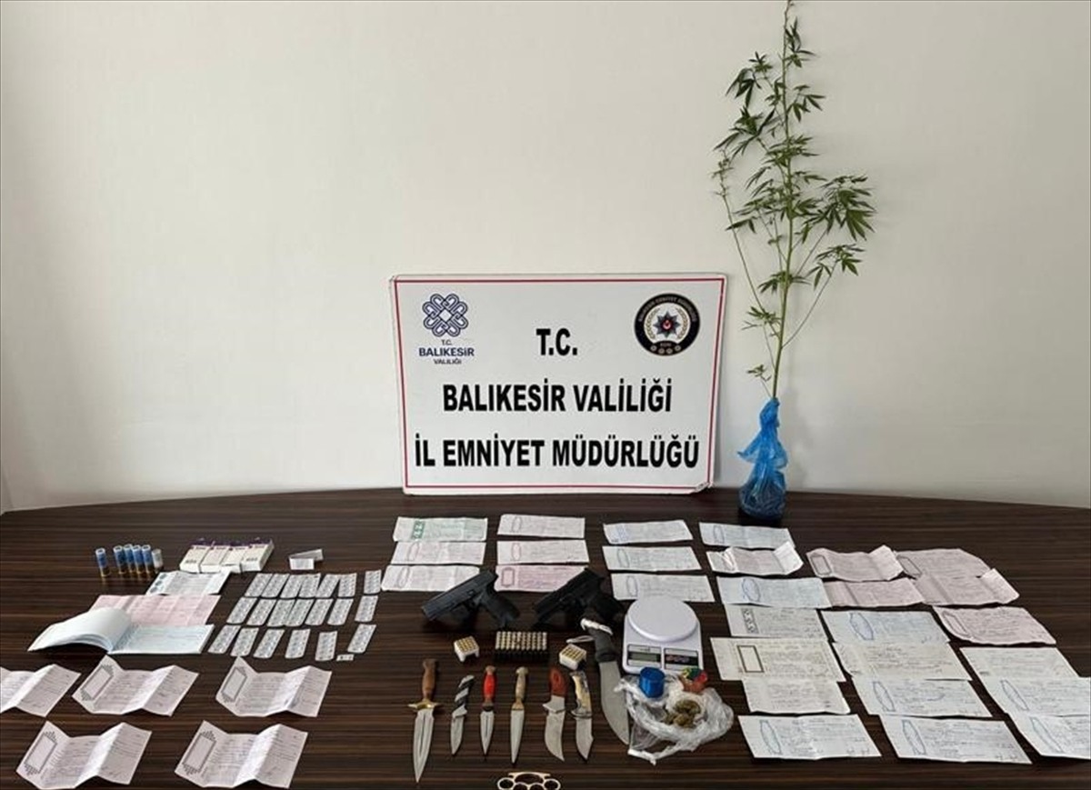 Balıkesir ve Aydın'da polis ekipleri tarafından düzenlenen eş zamanlı tefecilik operasyonlarında...