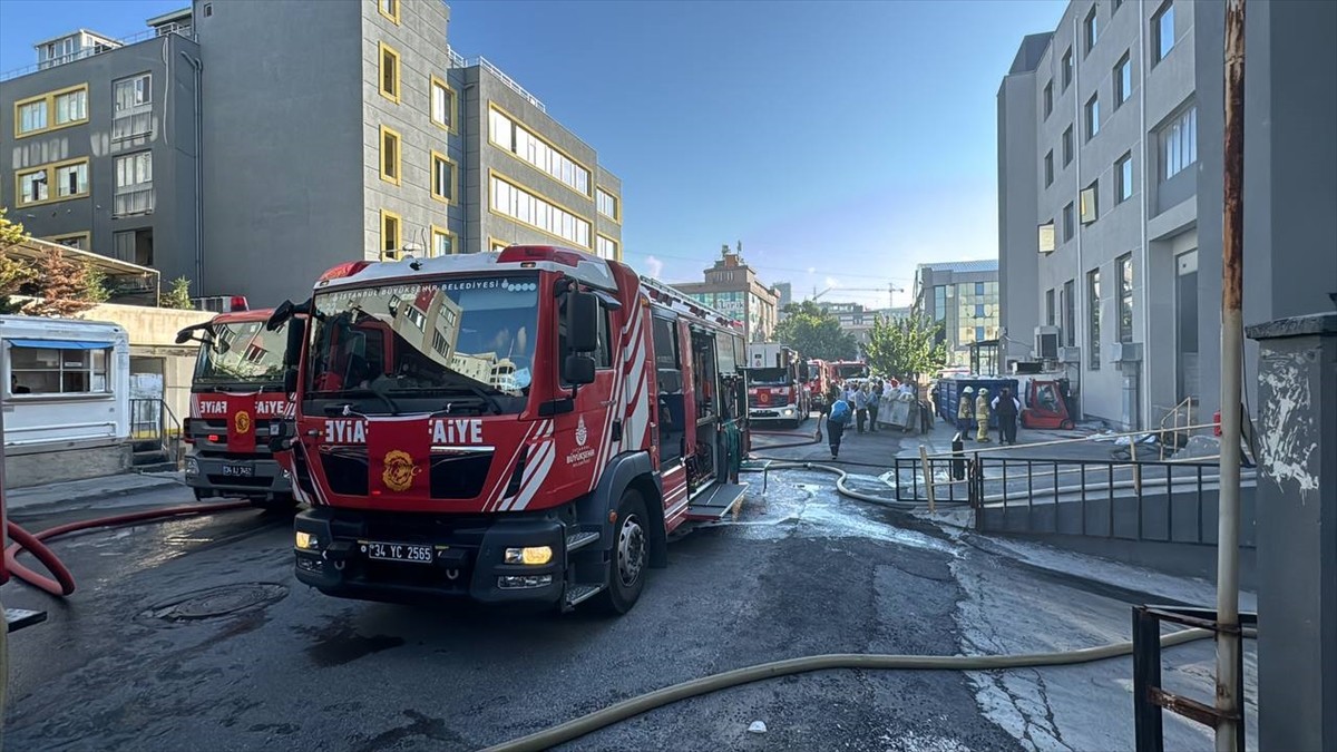 Beylikdüzü Haramidere Sanayi Sitesi'nde kimyasal madde üreten bir fabrikanın plastik madde bulunan...