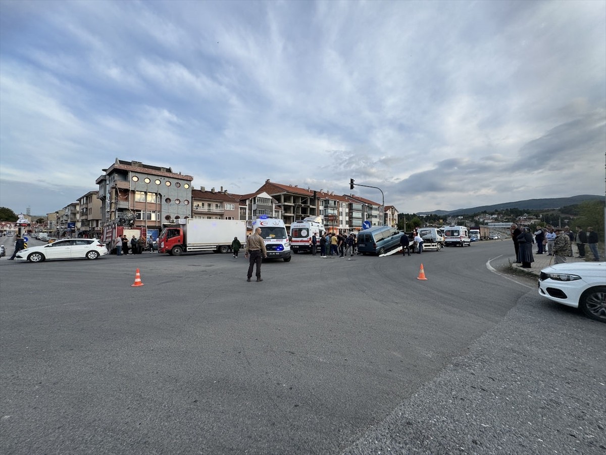 Bolu'nun Mengen ilçesinde ambulansla çarpışan hafif ticari aracın sürücüsü yaralandı.