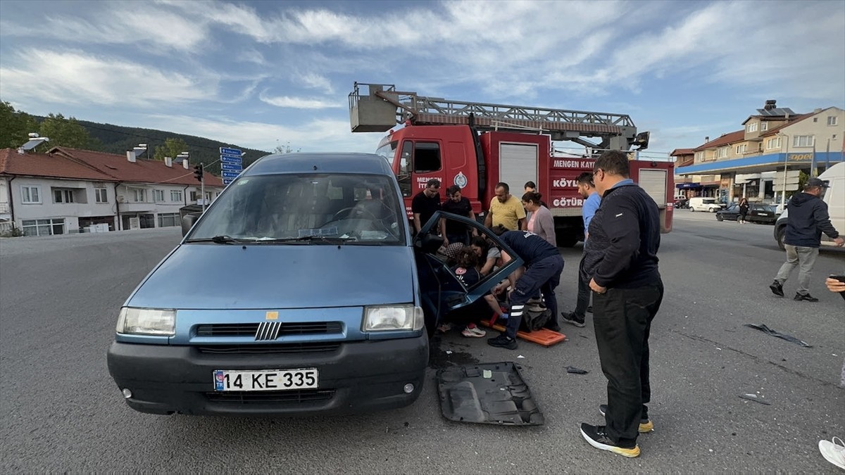 Bolu'nun Mengen ilçesinde ambulansla çarpışan hafif ticari aracın sürücüsü yaralandı.