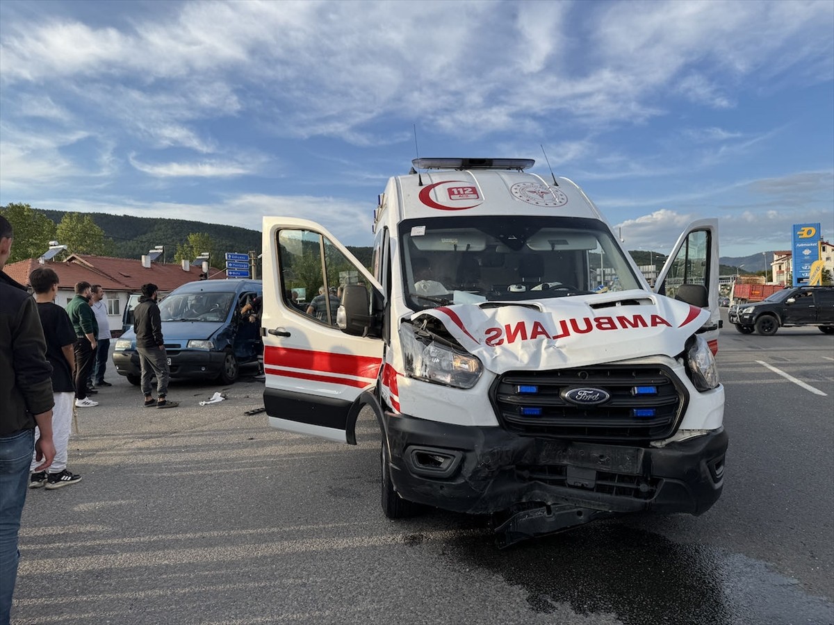 Bolu'nun Mengen ilçesinde ambulansla çarpışan hafif ticari aracın sürücüsü yaralandı.